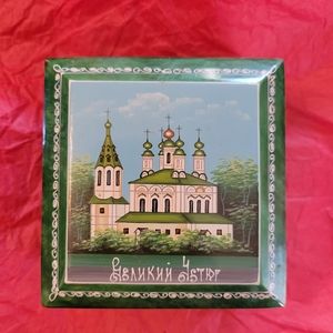 Russian Lacquered Trinket Box ~ Handpainted (?) ~ Pretty!
